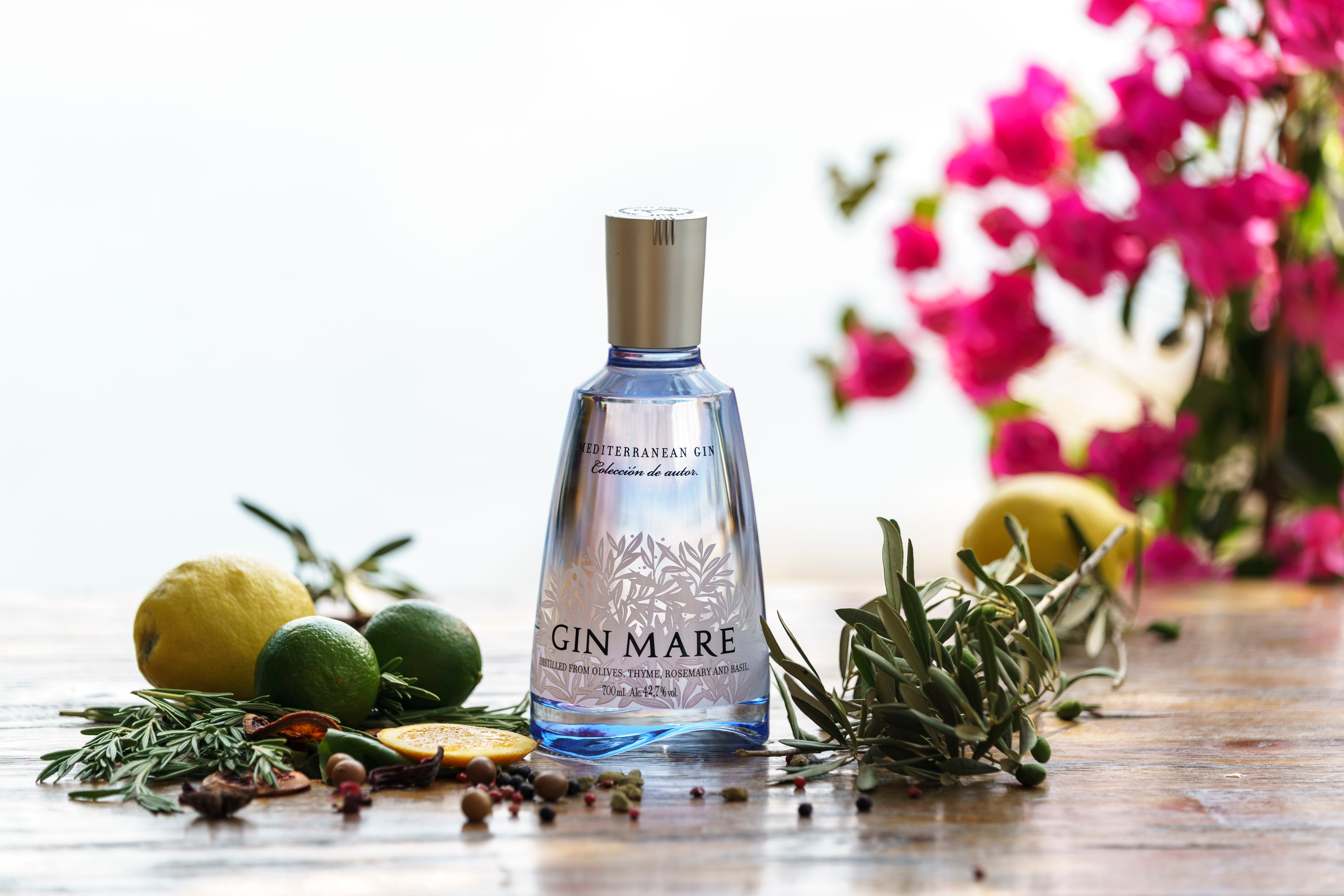 Mediterránea, fresca y sorprendente, así es la esencia de Gin Mare. Inspirada en el concepto latino Mare Nostrum, que representa la cultura y el estilo de vida único que comparten los países mediterráneos, Gin Mare extrae ese carácter, lo destila y crea la primera ginebra mediterránea de alta calidad .Sus botánicos de máxima calidad y su elaboración artesanal son el secreto de esta ginebra Super Premium de origen español. PVPR: 38,25€