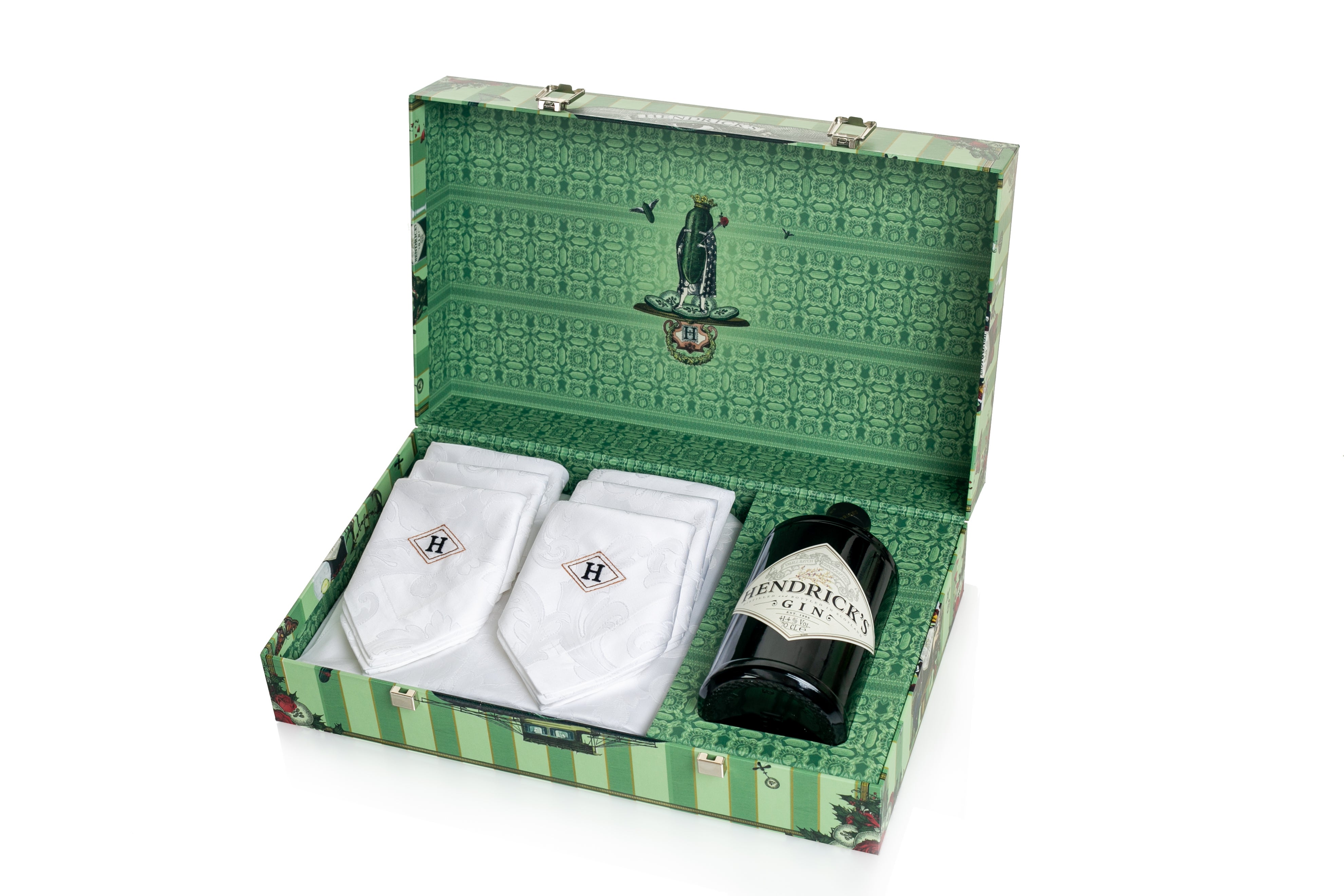 Esta edición limitada de 50 unidades, llega enfrascada en un colorido y elegante cofre que contiene la icónica botella de Hendrick’s y un juego de mantelería de Matarranz, compuesto de un mantel y seis servilletas bordadas. El regalo perfecto con el que hacer que esta cena de Navidad sea recordada durante las próximas celebraciones. PVPR: 185€