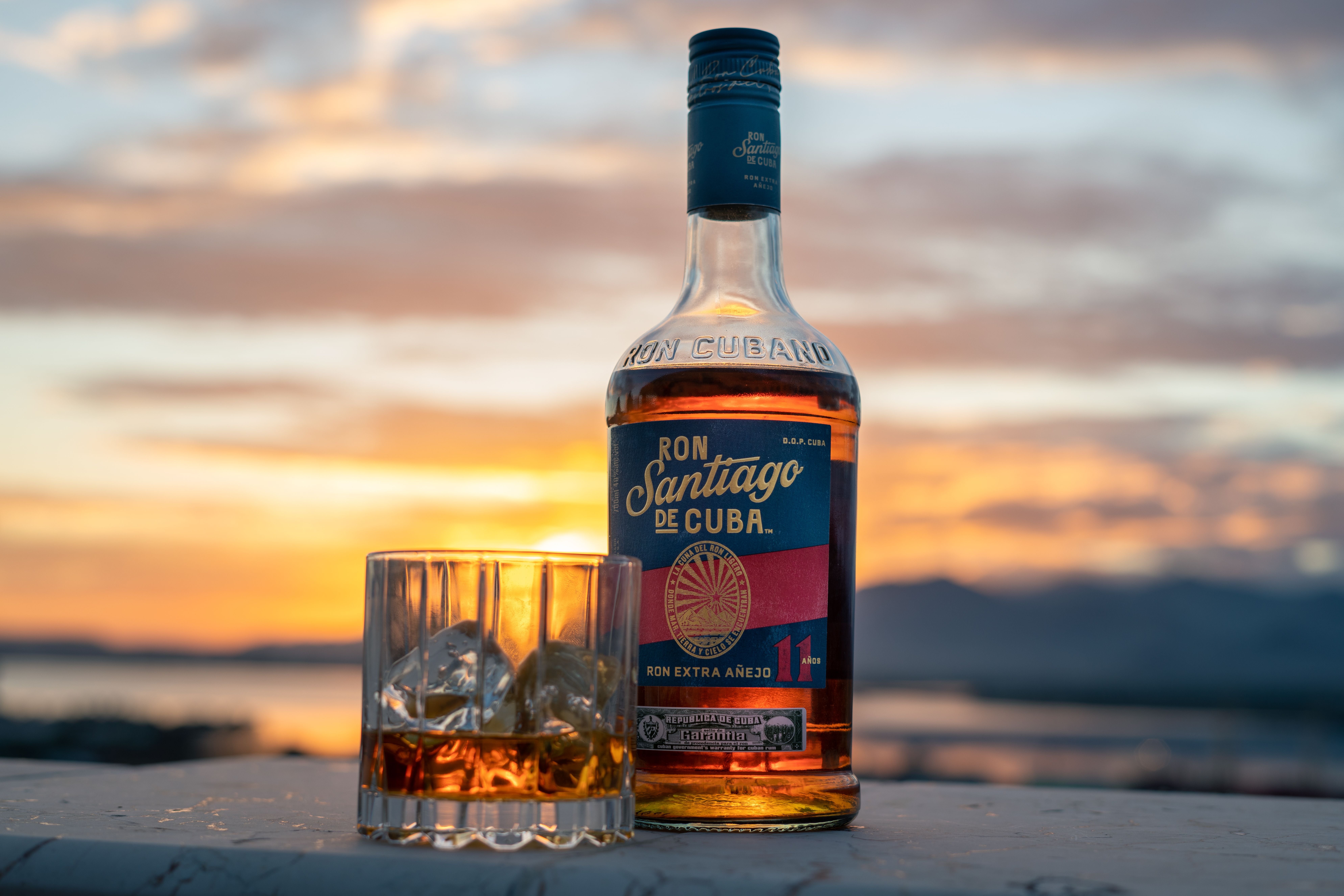 La propuesta de ron Santiago de Cuba para estas navidades es su extra añejo de 11 años, un destilado excepcional producido únicamente en la región de Oriente de Cuba. En definitiva, una mezcla de la dulzura de las melazas de la caña de azúcar y el delicado toque de los maestros, traducido en sublimes aromas de vainilla, coco y notas de almendras secas. PVPR 32.65€