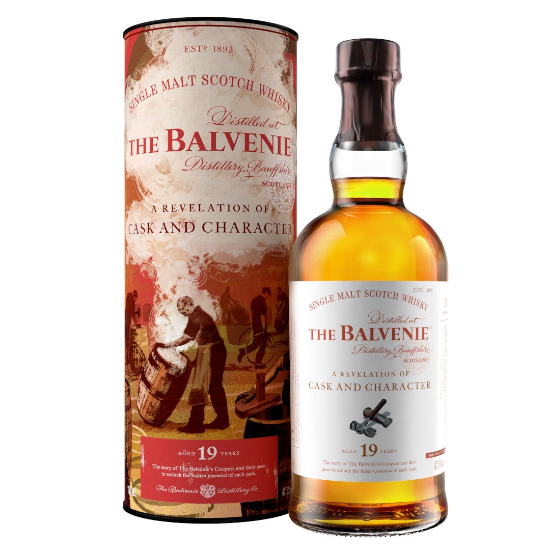 La maduración de este whisky de 19 años en barricas de roble que contenían Jerez es lo que hace realmente singular al Balvenie A Revelation of Cask and Character 19YO. El resultado es un intenso aroma en nariz a fruta madura y piel de naranja confitada con un delicado toque a roble tostado y cebada molida. Su paso por el paladar potente y equilibrado, con notas a grosellas, cerezas y pasas. El acabado es sútil que recuerda al higo, el cacao y la nuez. PVPR:435€ 
