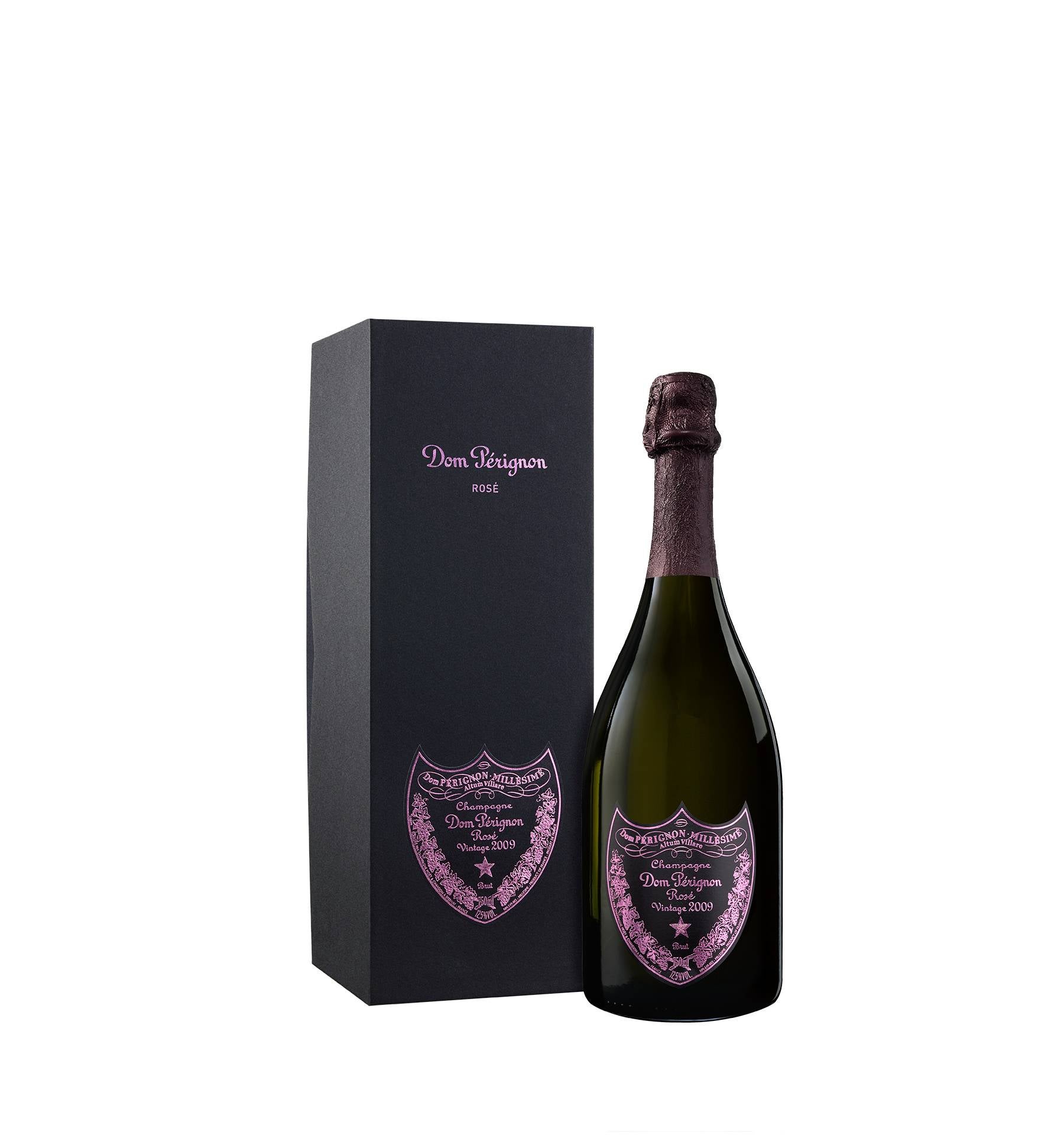 Atemperado por una lenta y magistral transformación durante el transcurso de casi 12 años en bodega, Dom Pérignon Rosé es una vibrante encarnación a la vez de la luz y de la oscuridad. Tras una primera sensación en boca notablemente suave y redonda, el vino se asienta en el corazón del paladar cubriéndolo con una especie de caricia íntima e intensa. Un poder contenido; con la coherencia como impresión predominante. PVPR: 430€