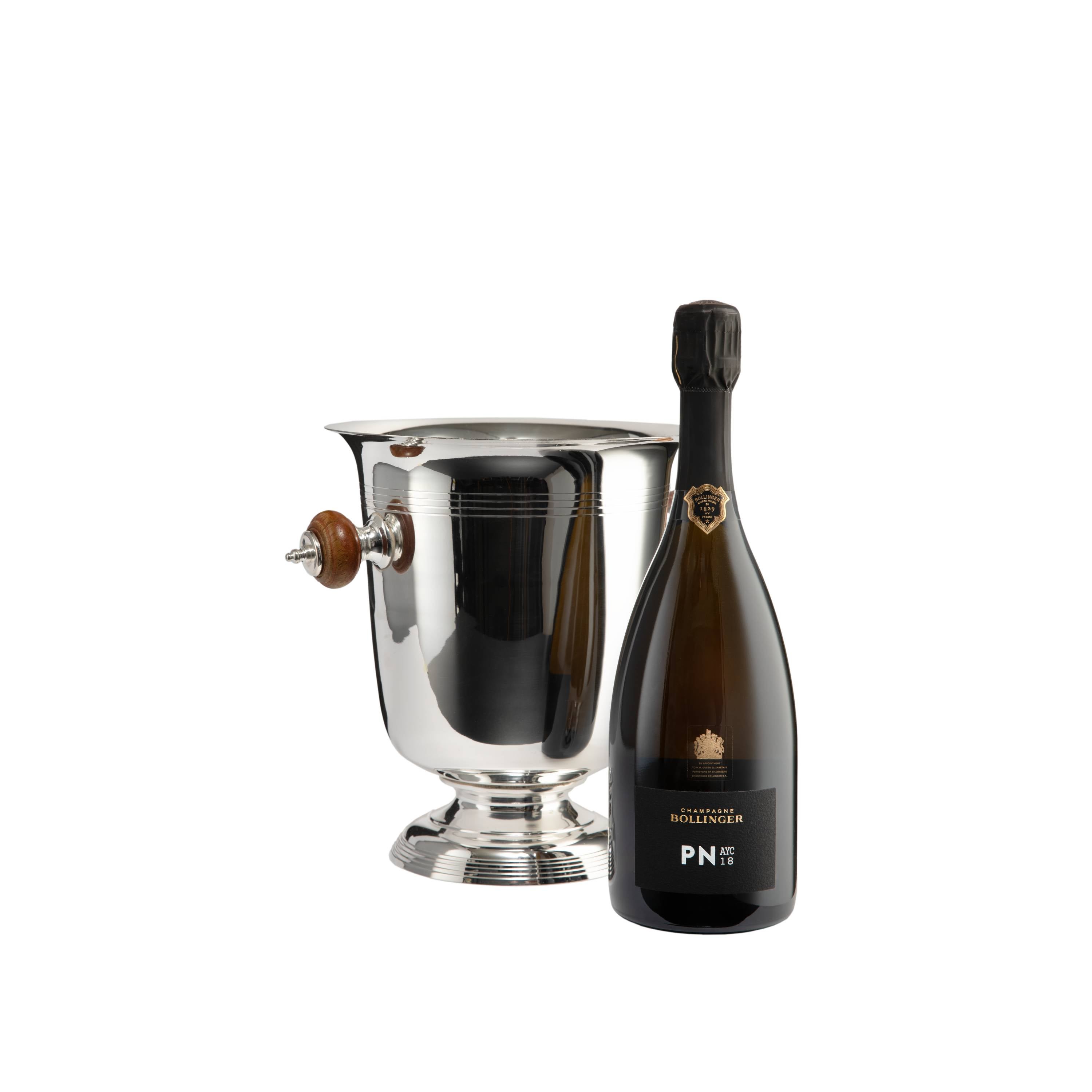 Bollinger x Cristina Oria es el regalo perfecto para poder brindar y despedir 2023 como merece. Con esta original colaboración, que incluye una exclusiva botella de Bollinger PN AYC 2018 y una elegante champanera de Cristina Oria bañada en plata de ley con asideros de madera, los reencuentros y reuniones con familiares y amigos serán aún más especiales, brindando por los nuevos propósitos y todo lo que el año nuevo traerá. PVPR: 290€