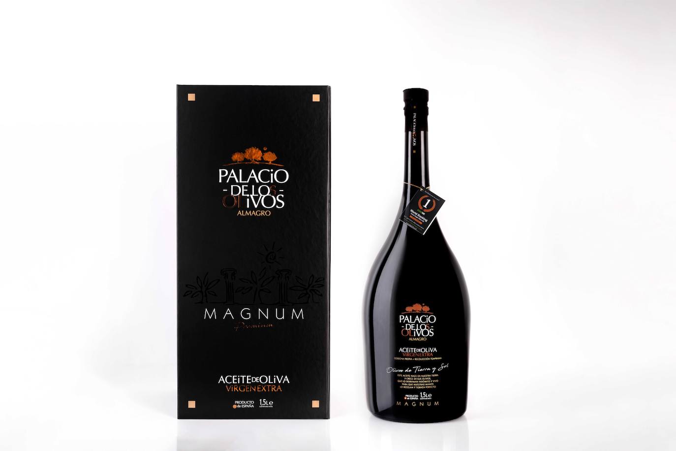 Oro líquido español, Palacio de los Olivos es uno de los AOVE más laureado del mundo. El único del mercado en formato de botella Magmum, ideal para regalar o llevar las comidas de Navidad y que por sexto año consecutivo ha revalidado su título como 'El mejor Aove del mundo' en el Evoo World ranking. Se elabora en Ciudad Real y los secretos de su éxito residen en que toda la producción es propia, está disponible en variedades arbequina y picual y, además, del formato magnum y cuentan con un estuche dúo con ambas variedades. Precio: 39 euros / estuche magnum 1,5 litros