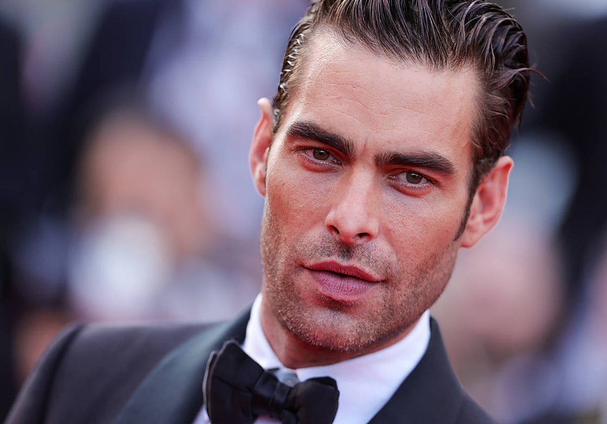 Jon Kortajarena, uno de los españoles más guapos, y fuente de inspiración para estas fiestas.
