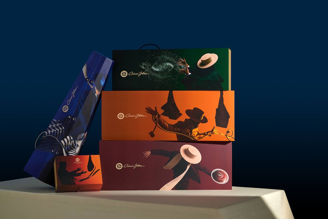 Los ibéricos no faltan en cualquier mesa de celebración española. Como cada año, Cinco Jotas ha ideado su propuesta navideña en esta ocasión en colaboración con la firma de moda Oteyza. Packs cargados de diseño y elegancia que acogen a un producto de excepción y que se convierten en regalos de verdadero lujo. Sus cajas de regalo incluyen desde loncheados hasta sus emblemáticos jamones, todos ellos con un característico homenaje a todas esas figuras que hacen posible la producción de estos ibéricos de excelencia. Precio: desde