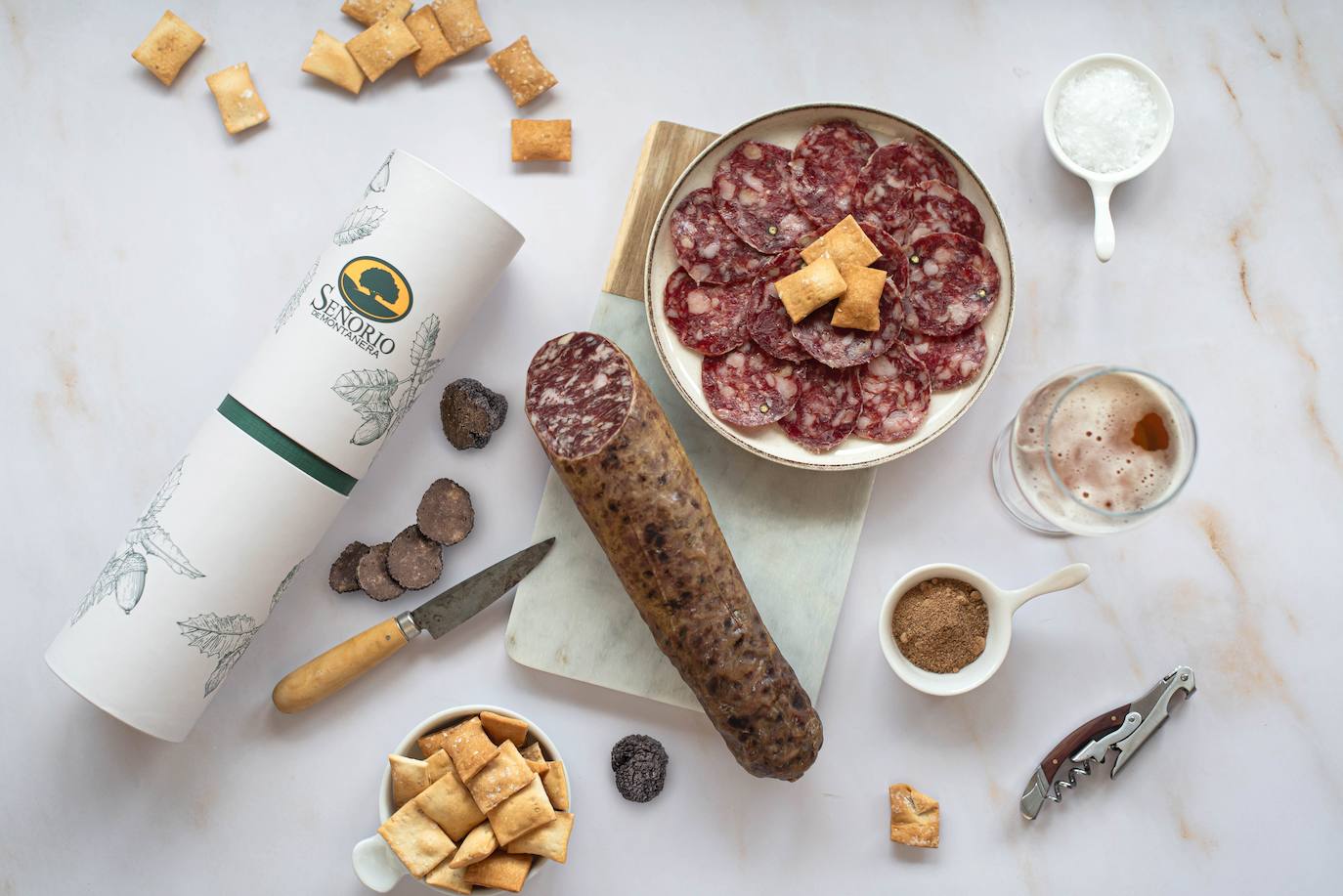 También con la trufa como protagonista, la marca de ibérico puro de la D.O.P.Dehesa de Extremadura, Señorío de Montanera, estrena producto para estas Navidades: su nuevo salchichón de bellota 100% ibérico trufado. Un producto de edición limitada pensado para los amantes de la trufa que buscan sabores intensos, y que resulta perfecto como aperitivo de las próximas celebraciones y fiestas navideñas. Un detalle ideal para llevar a una cena, su peso oscila entre los 500-600 gr y su precio es de 21 euros.