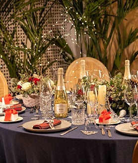 Imagen secundaria 2 - El hotel Bless, del barrio de Salamanca, ofrece cena a la carta y una decoración navideña destacada.