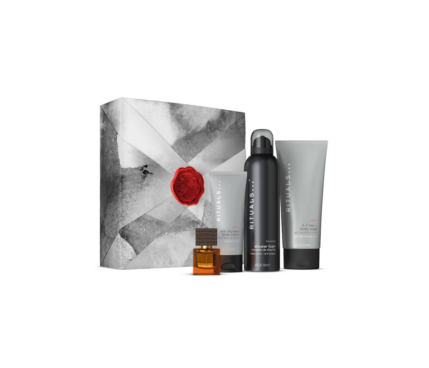 Cofre Rituals Homme (39,90 euros). La línea masculina de Rituals ha sido formulada con ingredientes de origen natural como el argán, la albahaca o el carbón vegetal. Son fórmulas ligeras, de rápida absorción con aroma fresco y revitalizante de madera de cedro. El cofre mediano incluye un gel corporal de 200 ml, un champú & gel de 70 ml, una loción hidratante de 70 ml y un mini perfume L’Essential de 15 ml.