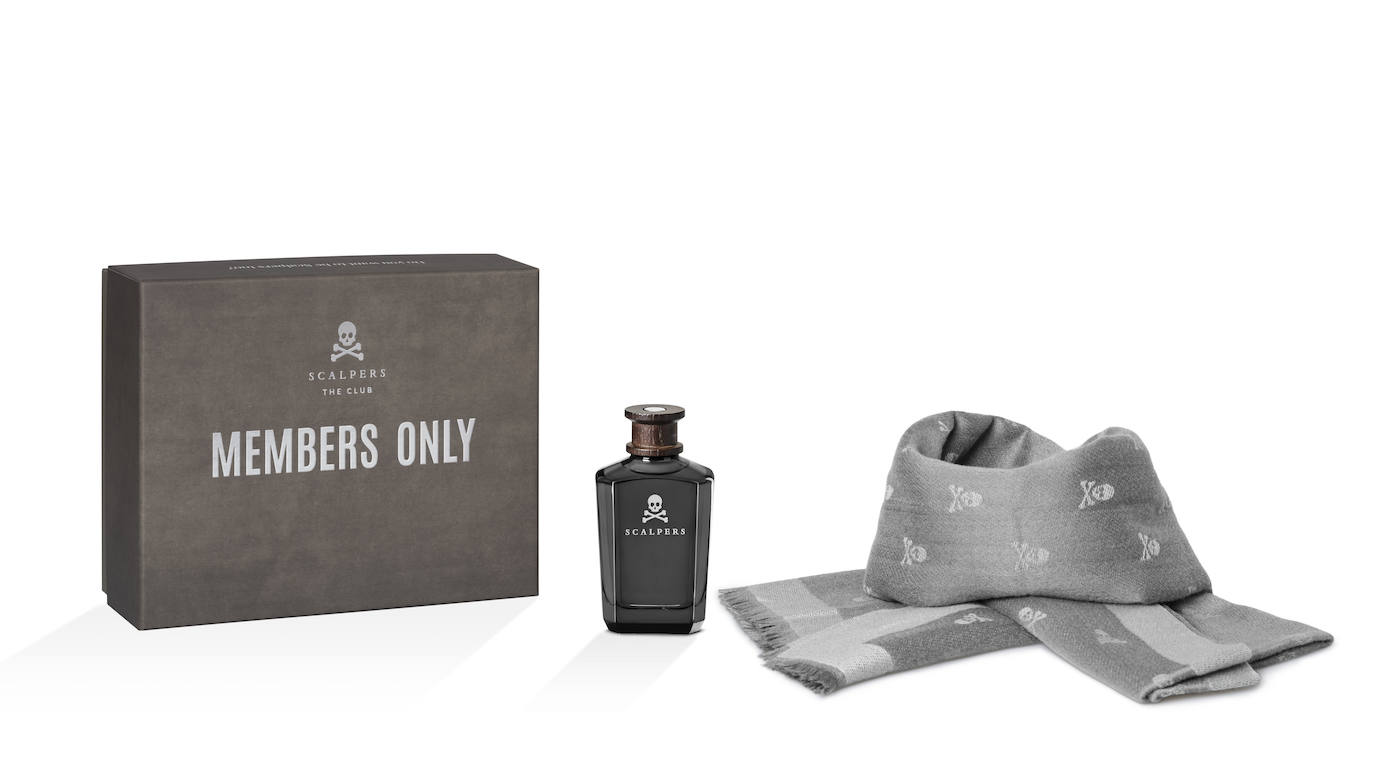 Set Scalpers The Club The Skull (79 euros). Incluye el perfume Scalpers the Club de 125 ml, una fragancia aromática-amaderada que no deja indiferente, y un foulard con el estampado de calaveras propio de la marca.