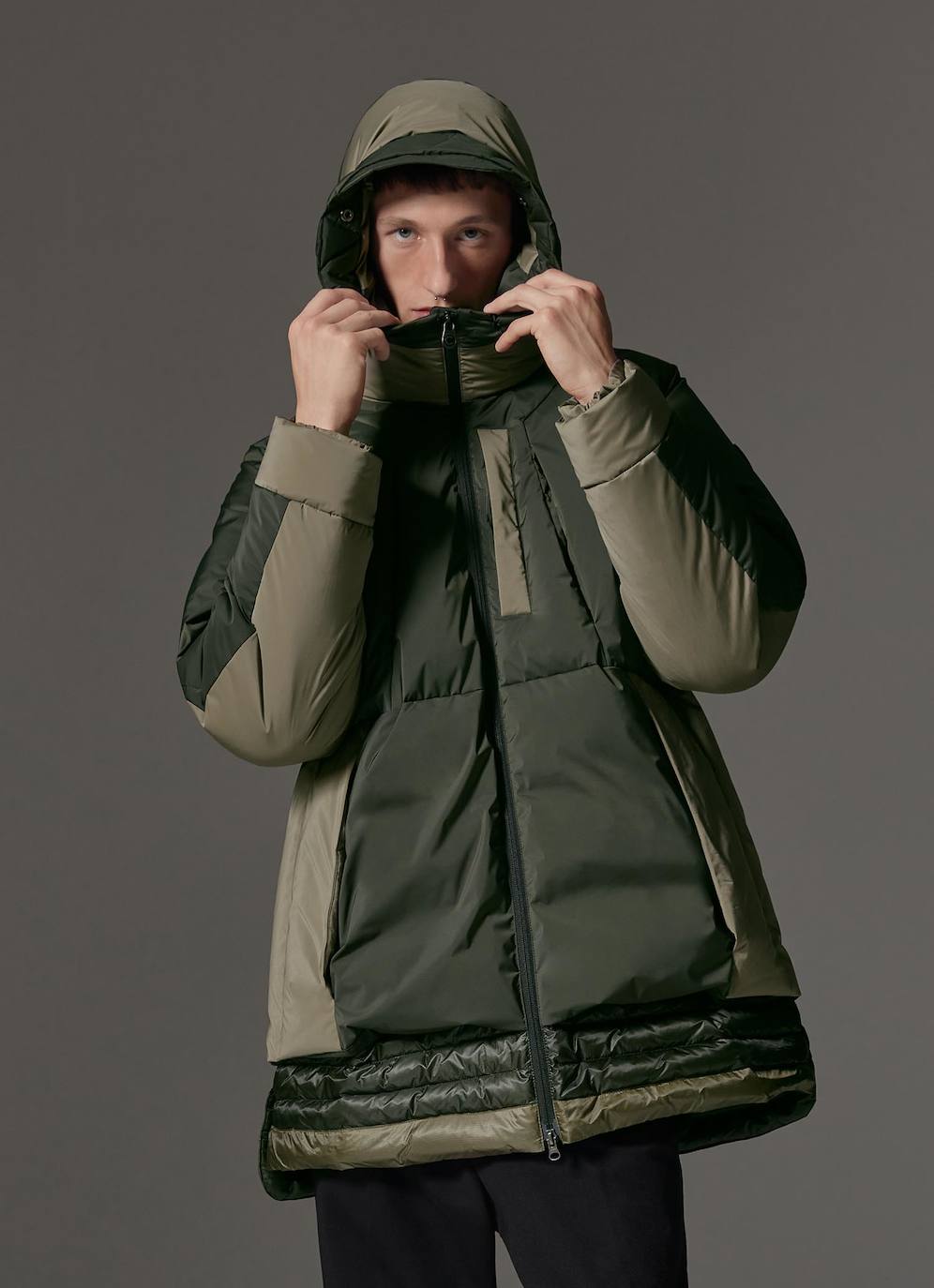 Regalar un abrigo es siempre una buena opción y más aún si se trata de un diseño especial como esta parka de la colección Colmar Revolution. Se trata de una prenda cargada de detalles que recuerdan a la colección de esquí, patrimonio de la herencia de Colmar, que se mezclan con el gusto y estilo japonés del diseñador Yosuke Aizawa, que firma la nueva línea Colmar Revolution. Un modelo contemporáneo que nace de una perfecta armonía de estilo y visión y que da vida a prendas confeccionadas con tejidos preciosos diseñados en colores que se inspiran en la naturaleza. Una prenda con combinación de distintos tejidos que garantizan la protección frente al frío y el agua y proporciona un estilo elegante y diferente. Su precio de venta es de 995 euros