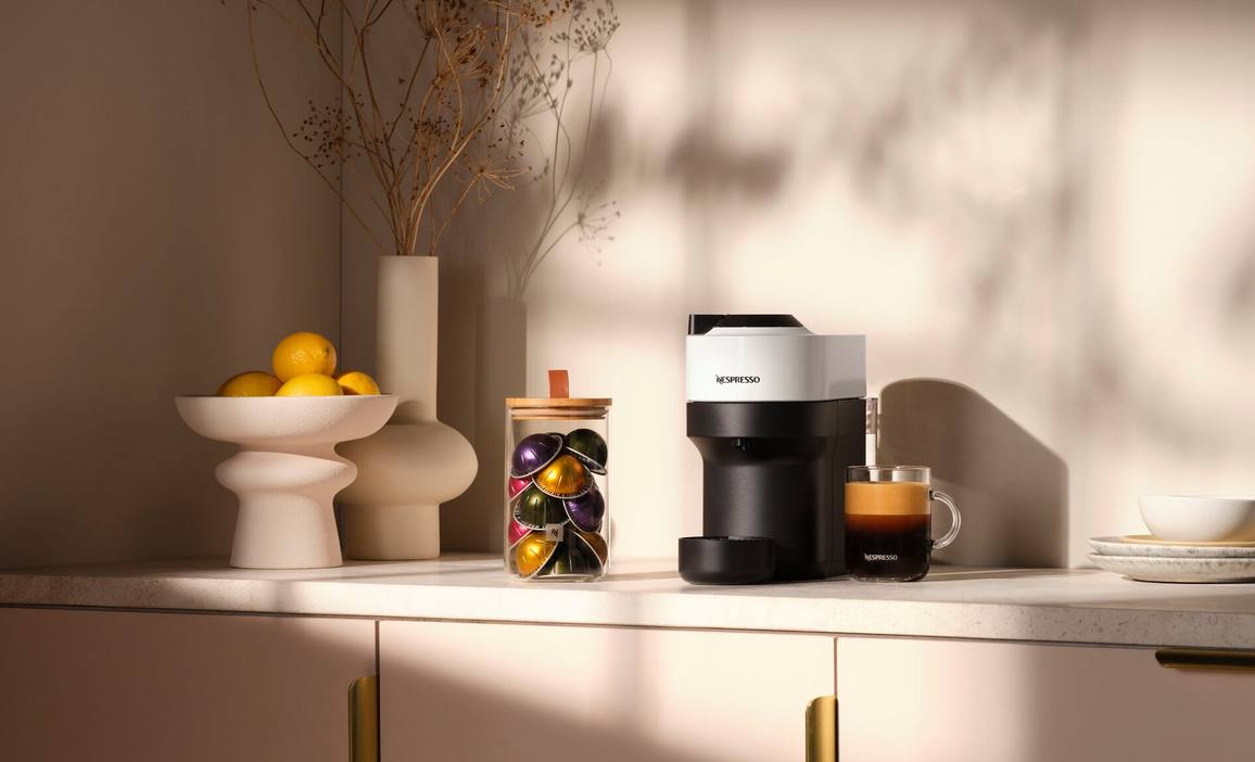 Para los amantes del café de cápsulas, Nespresso propone la máquina Vertuo Pop. Perteneciente a la gama Vertuo cuenta con un sistema de extracción de café pionero en el mercado y busca acercarse a los apasionados de las últimas tendencias en diseño, color y estética pop.Cuenta con apertura y cierre manual, tanque de agua con capacidad de 600ml y unas dimensiones de 136 × 426 × 250 mm. Ofrece además múltiples funciones disponibles a través de la aplicación móvil de Nespresso una vez emparejada la máquina. Para estas fiestas, la marca ha lanzado además una gama de cafés especiales, se trata de su edición limitada ‘Festive’, que cuenta con 3 variedades disponibles tanto para la gama Original como para la gama Vertuo: Festive Black Nespresso, Festive Caramel Nut y Seasonal Delight Spices. Un combo que hará las delicias de los más cafeteros. El precio de la máquina es de 99,99 euros, mientras que las cápsulas se venden desde 7 euros/ 10 unidades.