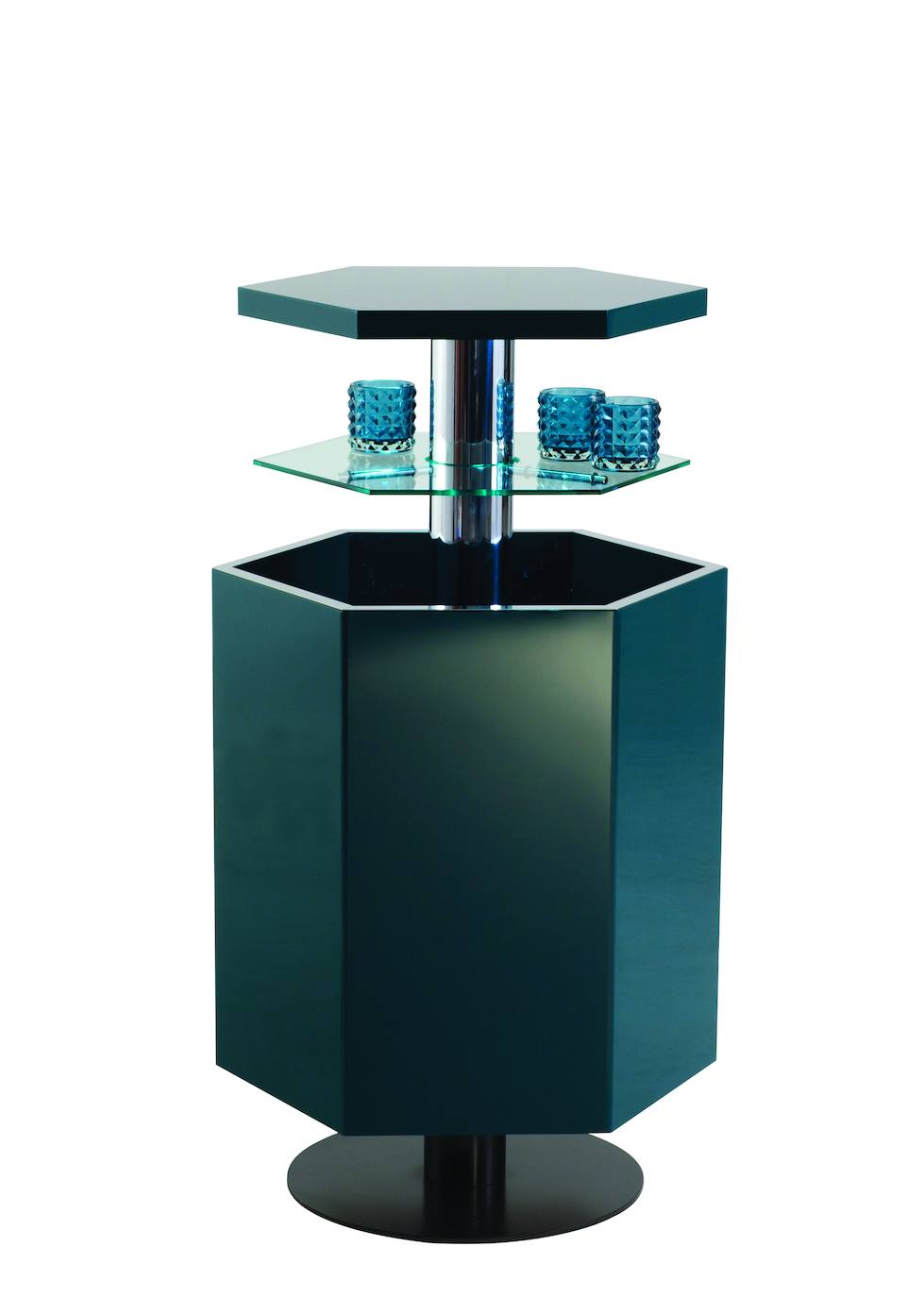 Diseñado por Sacha Lakic y a la venta en Roche Bobois esta columna-bar hará las delicias de todo amante del buen diseño. El modo de funcionamiento de este bar en forma hexagonal es único: su almacenamiento esta montado sobre un sistema eléctrico que al activarse sube solo y proporciona una elegante comodidad a quién lo utiliza. Su fachada brillante esta hecha de PMMA termoformado. Su precio de venta es de 6.170 euros