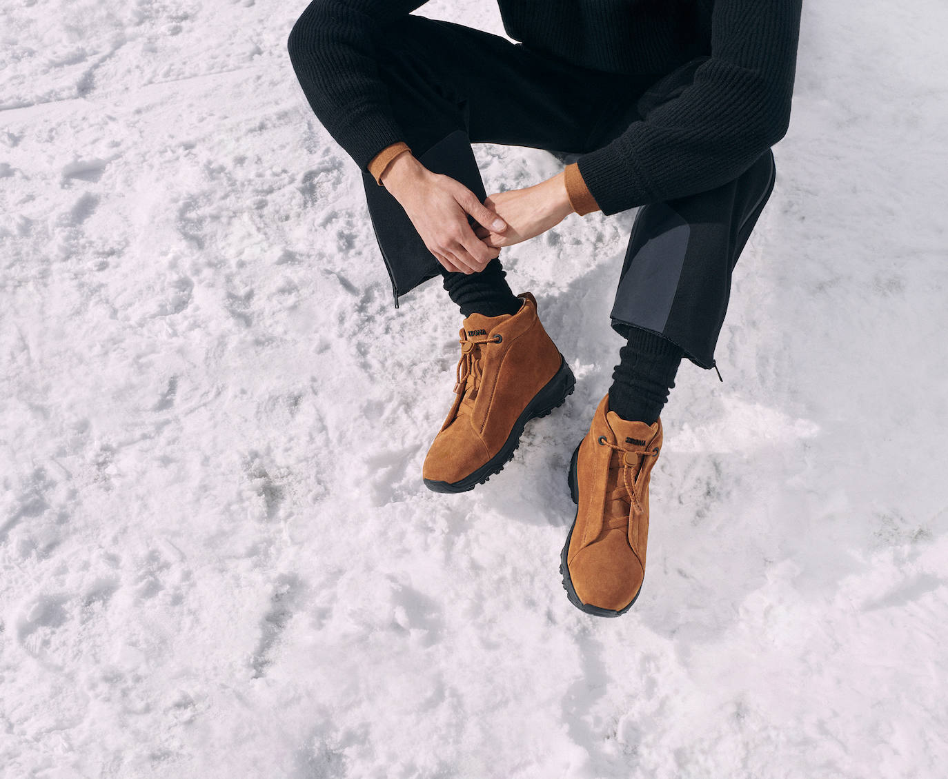 También de la marca italiana ZEGNA, las zapatillas Triple Stitch™ Vetta se han convertido en todo un icono que cualquier amante de la moda y el deporte sabrá apreciar. Inspiradas en las rutas del Oasi Zegna, están realizadas en ante Foliage oscuro y son un híbrido entre las zapatillas de senderismo y las de paseo. Son una evolución de las icónicas Triple Stitch™ y exhiben las tres cruces, inspiradas en las costuras a mano de las chaquetas de la marca. Además, cuentan con suela Vibram® Arctic Grip™ para una adherencia que se adecua a cualquier terreno al aire libre. Su precio actual de venta es de 1.100 euros