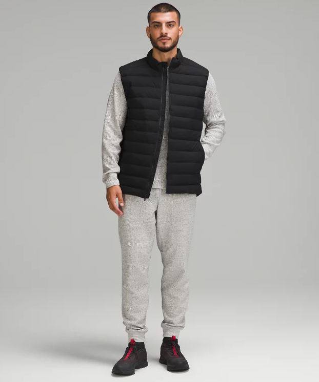 Las prendas de Lululemon cuenta con la última tecnología para proporcionar múltiples beneficios a quienes las llevan puestas. Con su reciente llegada a Madrid hace algo más de un año, la marca se ha convertido en todo un éxito entre los amantes del deporte, pero también de quienes saben apreciar los valores y las prendas técnicas. Este chaleco de plumas Navigation proporciona aislamiento térmico y gracias a la tecnología ThermoChannel™ es capaz de atrapar el calor. Su precio es de 168 euros y es una de las prendas más vendidas de la marca actualmente.