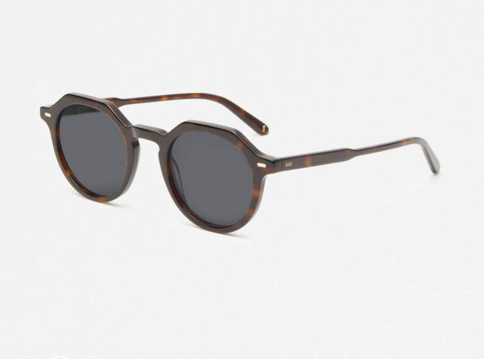 El modelo Coolio 2 de la marca de gafas Jimmy Fairly se convertirá en un accesorio inseparable de los hombres con más estilo. Con un diseño básico con un toque geométrico y estampado carey, se trata de un modelo clásico que dura años, que evoluciona y que favorece a casi todos los rostros por igual. Su precio es de 129 euros