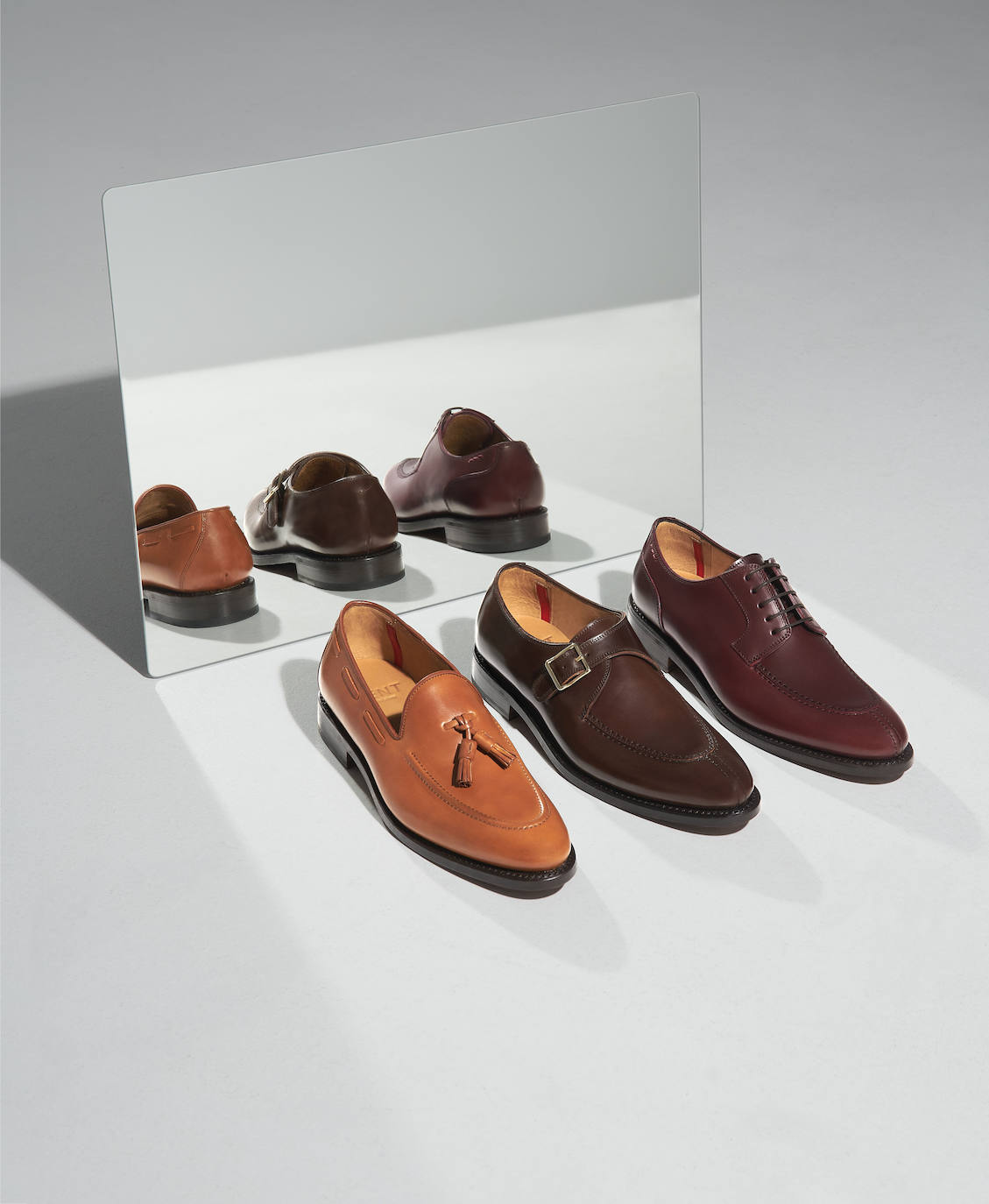 En el mundo de la moda, los zapatos son un elemento clave para crear el outfit perfecto. Wncontrar el par perfecto para regalar no siempre es fácil, muchas veces los zapatos que encontramos en las tiendas no se ajustan las necesidades que buscamos y por ello, regalar unos zapatos hechos a medida puede ser una excelente opción para quienes buscan comodidad y calidad en un mismo calzado. En Glent puedes realizarlos desde 395 euros.