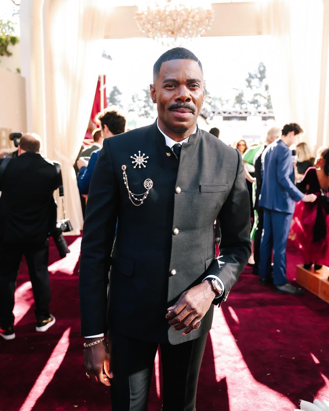 El actor Colman Domingo, nominado por su papel en Rustin, lució un look negro personalizado del nuevo director creativo masculino de Louis Vuitton, Pharrell Williams que adornó con diversos alfileres y otras joyas. 