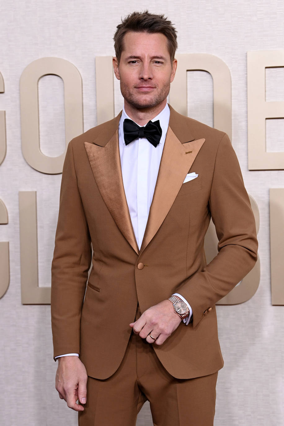 Justin Hartley combinó su traje color arena con un Rolex Day-Date color chocolate. 