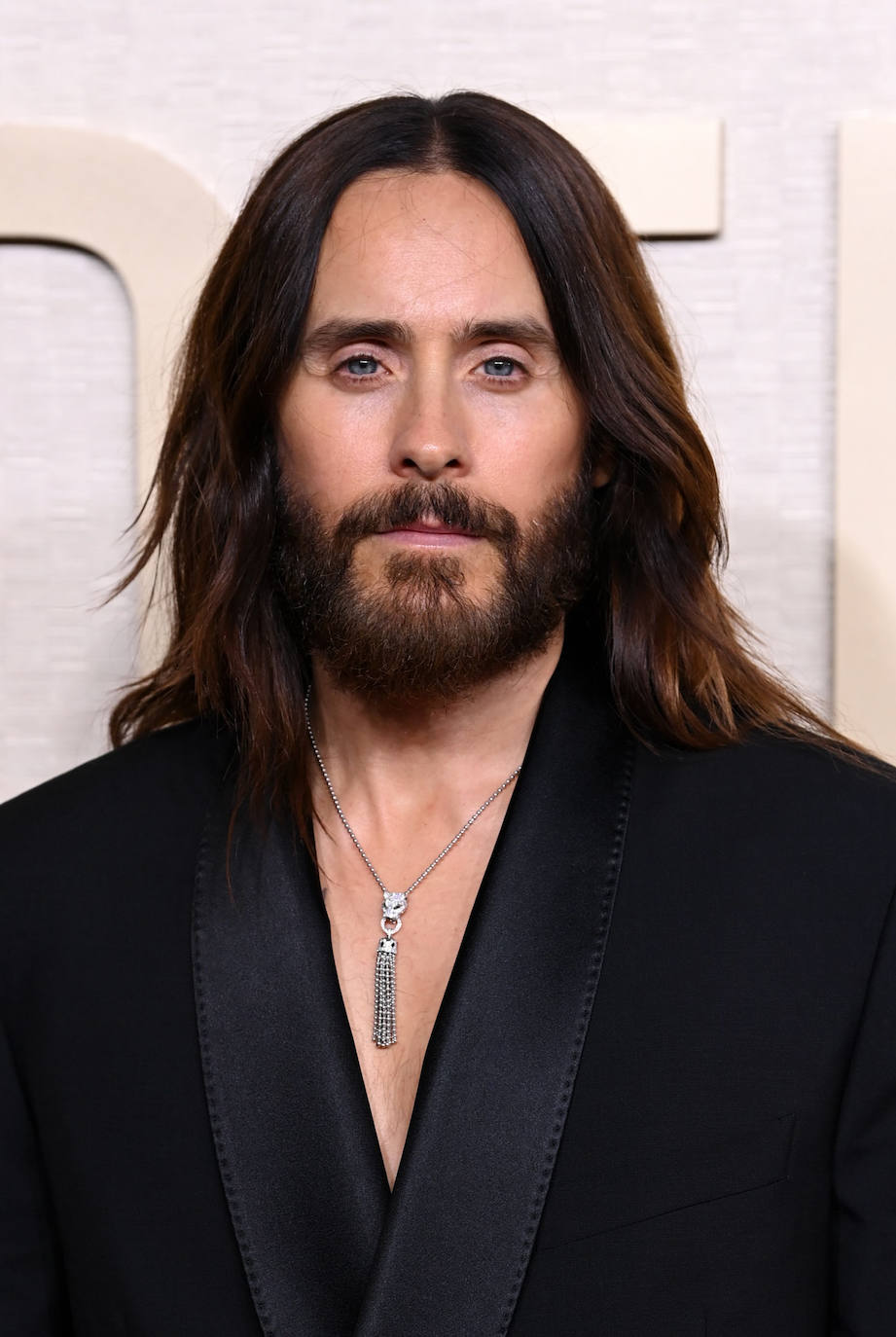 Jared Leto, más discreto que de costumbre, llevó collar Panthère de Cartier de oro blanco de 18 quilates, esmeraldas y diamantes.