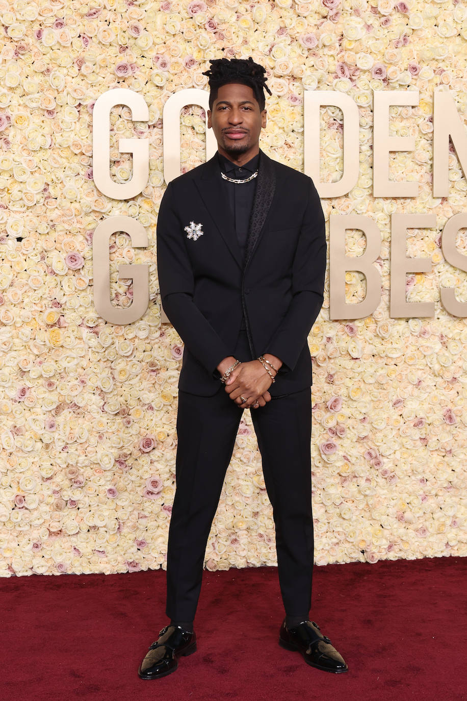 Jon Batiste lució broche de estrella de mar de Jean Schlumberger by Tiffany, collar y pulseras Tiffany HardWear y brazalete y anillo Tiffany Lock.