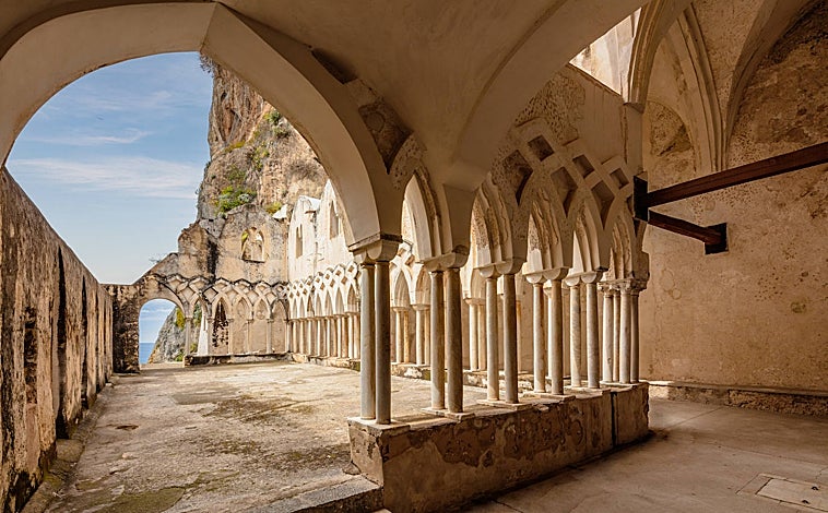 Imagen principal - Anantara Convento di Amalfi Grand hotel se abrió en mayo de 2023, construido sobre un antiguo convento capuchino, del que se conservan diversos espacios como el claustro o la iglesia. 