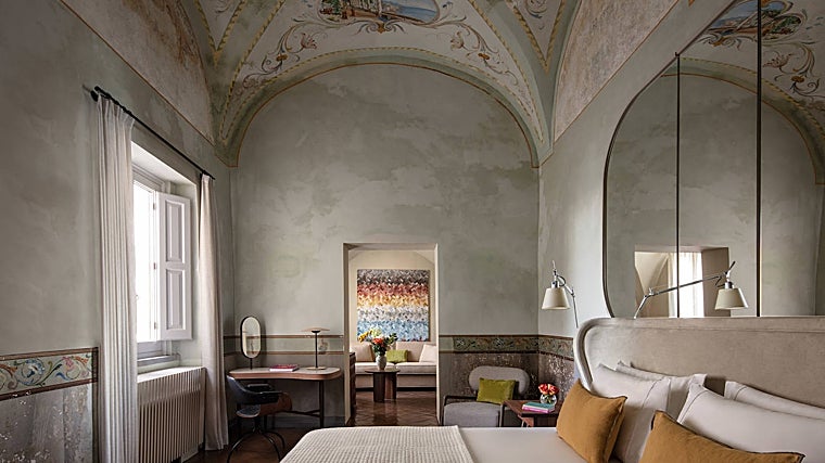 Las habitaciones y suites del hotel conservan detalles del convento antiguo como los techos abovedados.