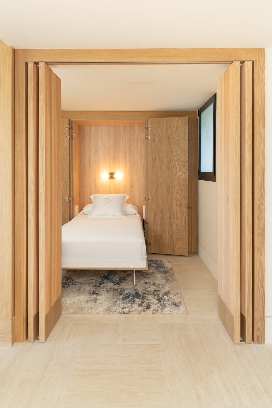 El dormitorio principal está equipado con un vestidor, un baño completo con bañera y ducha, dos lavabos, cabina de inodoro y bidet y duchas independientes.