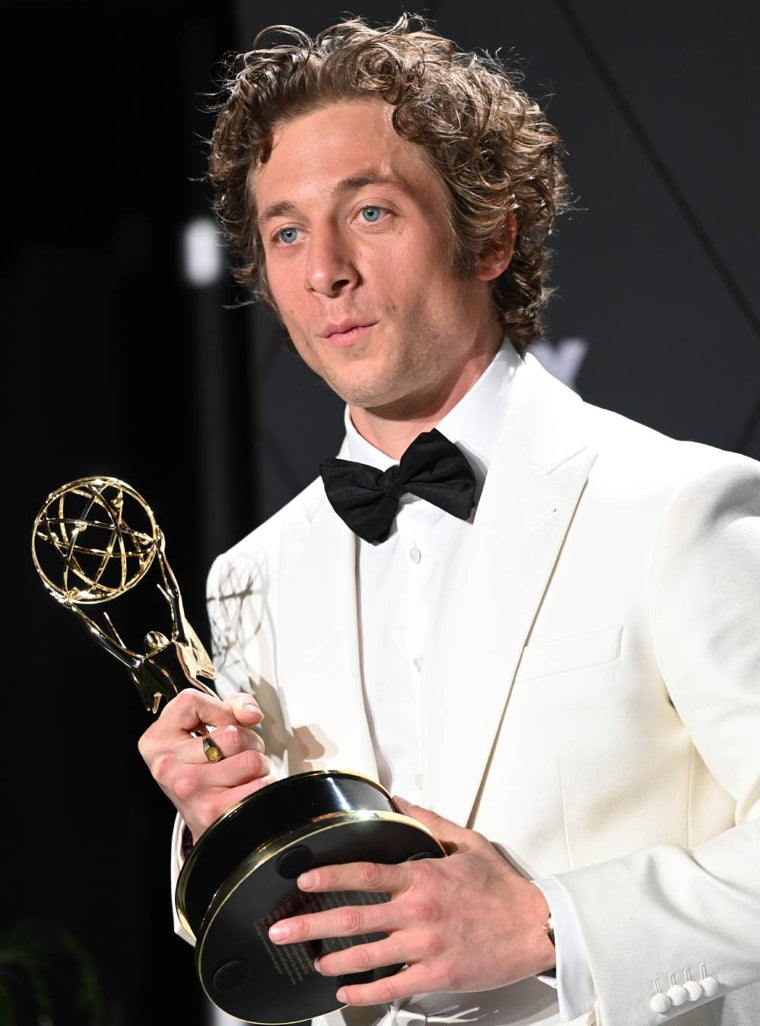 Jeremy Allen-White con esmoquin blanco en la gala de los Emmy