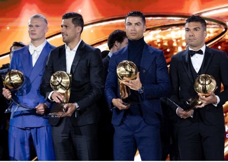 Imagen secundaria 1 - Cristiano Ronaldo lució su reloj de Jacob & Co. también durante los Dubai Globe Soccer Awards 2024