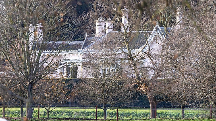 La casa de los Príncipes de Gales se ubica cerca del Castillo de Windsor.