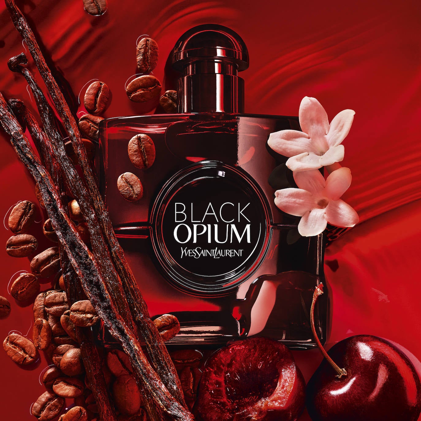 Black Opium Over Red es una de las últimas incorporaciones a la colección de fragancias de YSL. Con ingredientes como la infusión de vainilla bourbon y el corazón de pachuli de Ladongi, ambos obtenidos de forma sostenible, además del jasmine del valle de Ourika, herencia única de Yves Saint Laurent, se convierte en un perfume que envuelve de impronta, personalidad y misterio. Precio: 125 euros / 50ml