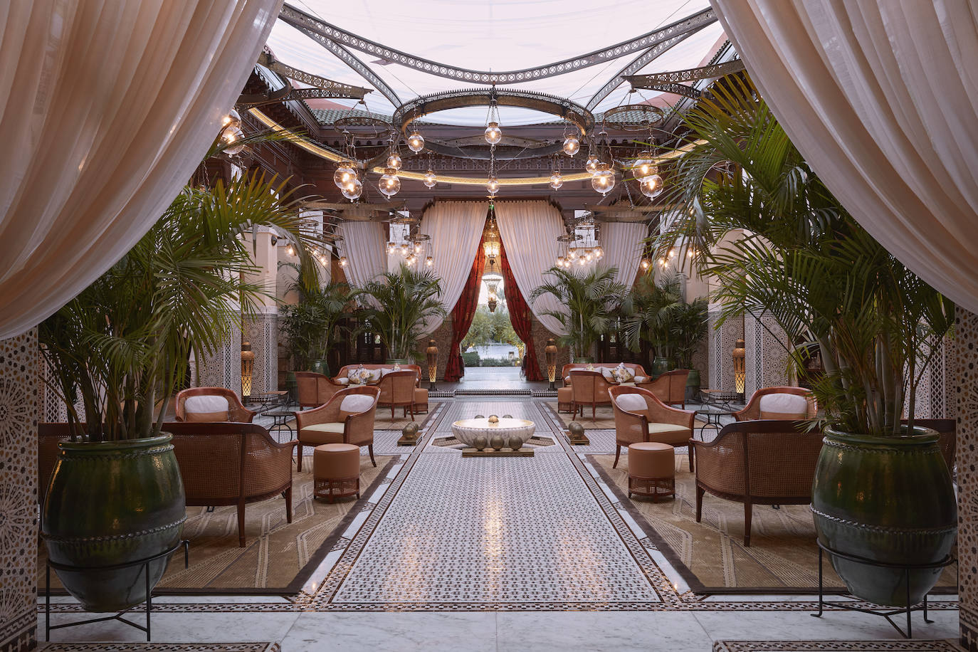 Royal Mansour Marrakech es un oasis palaciego exquisitamente elaborado por más de 1.500 artesanos locales como una oda a la arquitectura y la artesanía tradicionales marroquíes. A pocos pasos de la Medina, este refugio privado cuenta con un patio al aire libre y casi cuatro hectáreas de exuberantes jardines. Alójate en Riads privados de varios pisos salpicados de caminos rosados. Entre las exclusivas experiencias que aquí pueden disfrutarse como tratamientos holísticos en un Spa de tres plantas y 2.500 metros cuadrados; también pueden reservarse experiencias para salir del hotel y disfrutar del amanecer en el Sáhara desde un globo aerostático; descubrir la cordillera del Atlas apartándote de los caminos más transitados a bordo de un sidecar de estilo vintage o deléitarse con las delicias culinarias marroquíes en el desierto de Agafay bajo una tienda beduina. Entre los paquetes que propone el hotel, se encuentra la experiencia de inolvidable de 3 noches con el paquete romántico del hotel (desde 4500€), que incluye 3 noches, desayuno diario, traslados, una cena romántica y tratamientos de spa para dos.