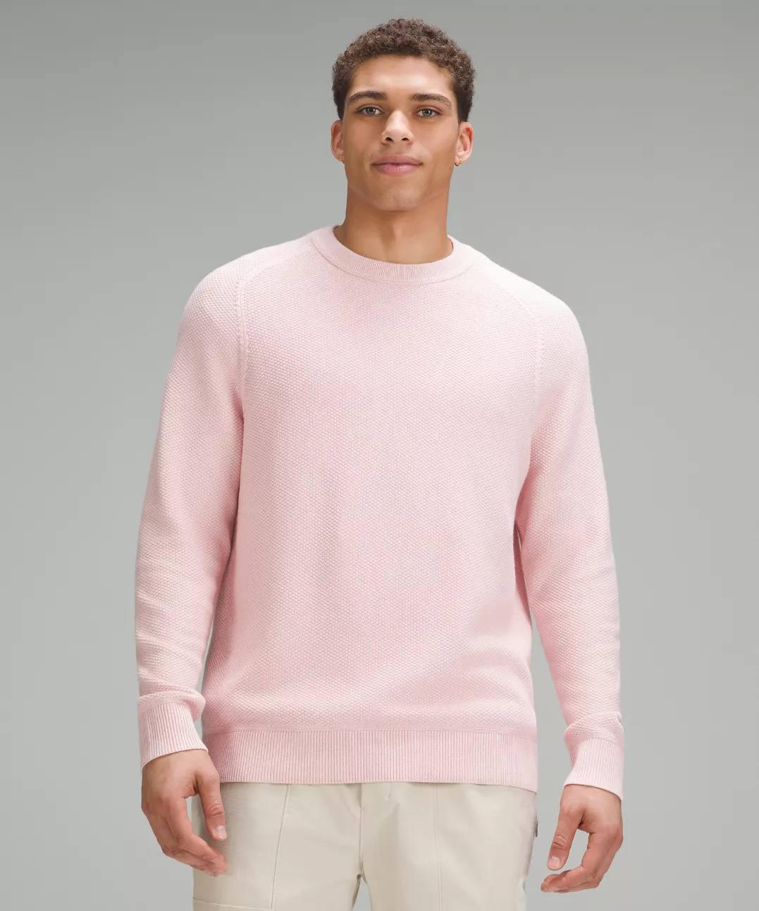 En Lululemon encontramos una colección de moda casual, prendas que combinan elegancia y funcionalidad marcando la diferencia a la hora de vestir. Para aquellos que aprecian la calidad y apuestan por una moda más especial hay opciones como este jersey de punto con textura y cuello redondo. Los hilos de mezcla de algodón de textura suave mantienen calentito y cómodo tanto llevándolo con una chaqueta como con una camisa. Precio: 128 euros