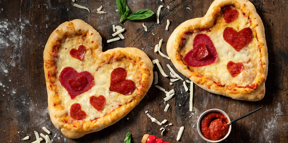 La comida siempre ha sido una llave para el corazón, un lenguaje universal de amor y cariño. No hace falta salir a cenar o comer para celebrar esta cita y es por ello que plataformas como Just Eat invitan a planear una sorpresa, seleccionando cuidadosamente platos y experiencias que hablen por sí solas: desde una pasta italiana perfectamente sazonada, hasta una exquisita degustación de sushi, cada bocado se convierte en una muestra de afecto, un viaje gastronómico que fortalece los lazos sentimentales. Y que para este año va más allá proponiendo no solo comida, si no también artículos de belleza y otros productos para regalar y demostrar amor.