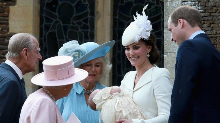 El bautizo de Charlotte, la hija de Kate Middleton y el príncipe Guillermo, fue bautizada en Sandringham en presencia de la Reina Isabel II y el duque de Edimburgo.