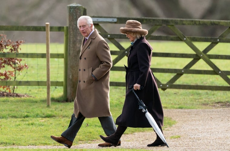 Carlos III de Inglaterra y Camilla paseando por los jardines de Sandringham.