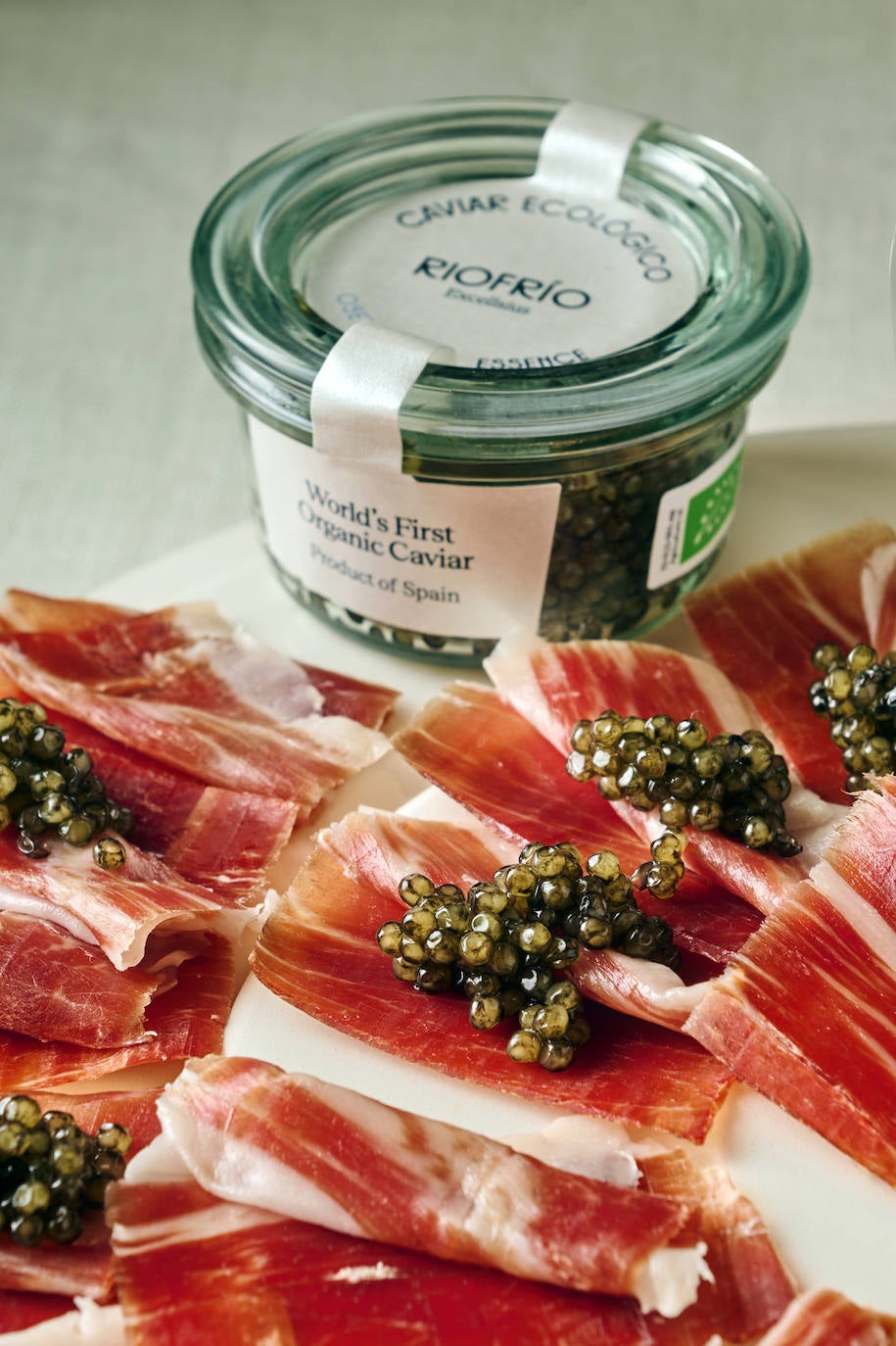 Desde Riofrío Caviar Ecológico, proponen un maridaje único y sorprendente de la mano de Piper-Heidsieck Cuvée Brut, la maison del champagne francés fundada en 1785. Compañeros de mesa ideales, el champagne es el vino más glamuroso que existe y, junto al caviar ecológico Riofrío, una combinación maestra a la altura de una celebración gastro de lujo. Ambas joyas de la gastronomía española pueden adquirirse en su ecommerce, el caviar por 116 euros (50 gr) y Piper-Heidsieck por 40 euros, con entrega entre 24-48 horas.