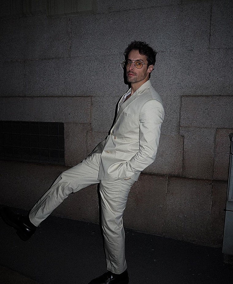 Estilismo con traje blanco