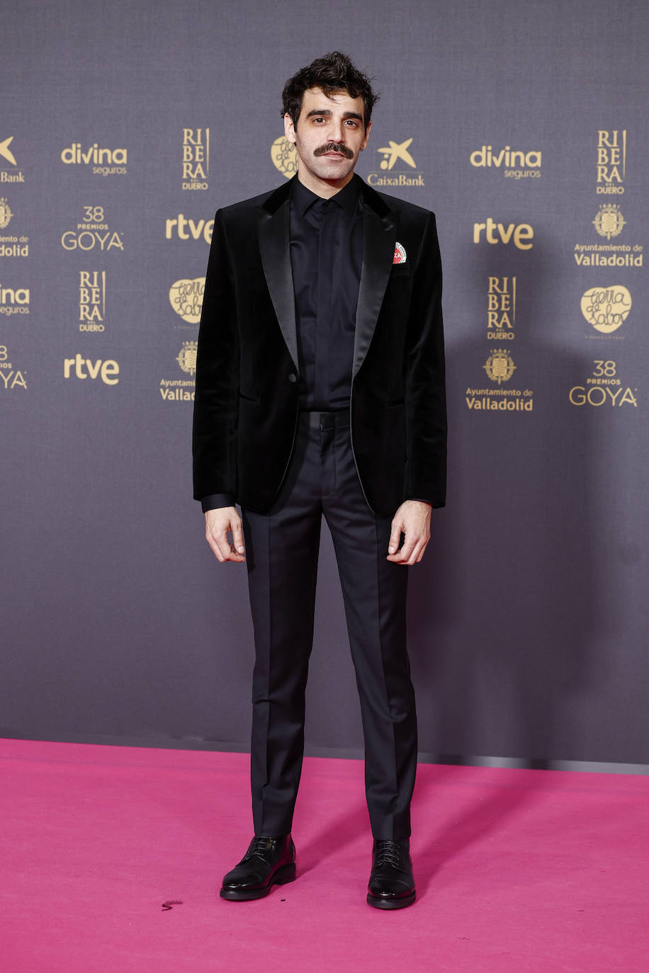 Enric Auquer en los Premios Goya 2024 ha llevado el traje rojo que solo  llevan los hombres más elegantes