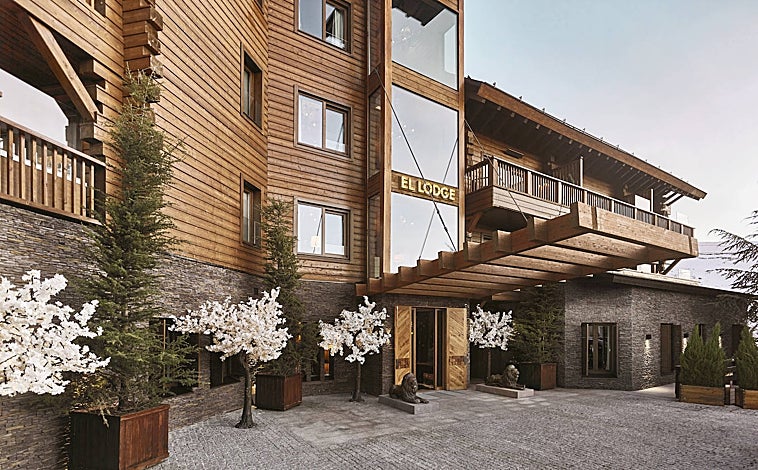 Imagen principal - La madera, principal material usado en su construcción, le aporta gran calidez, a l aque se suman los detalles decorativos. Algunas de las suites cuentan con jacuzzi con vistas a la montaña. 