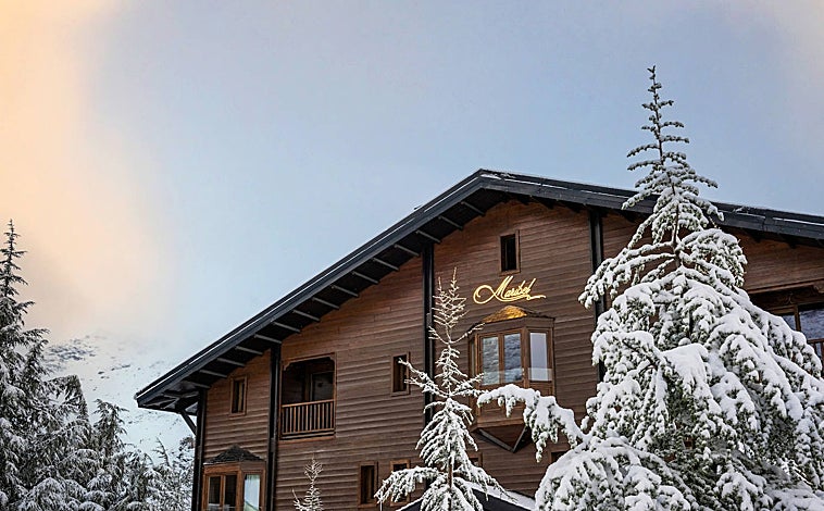 Imagen principal - El renovado Maribel ofrece 29 habitaciones y suites, la mayoría con vistas a lamontaña. 