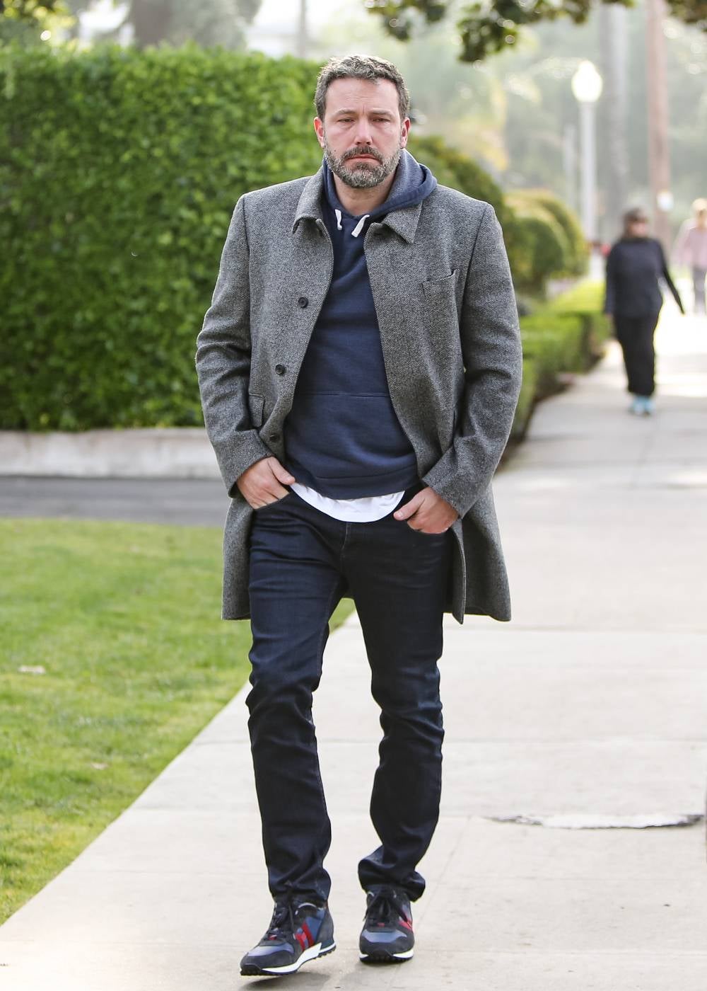 Ben Affleck con un modelo de calzado deportivo de la firma Hogan en azul y rojo.