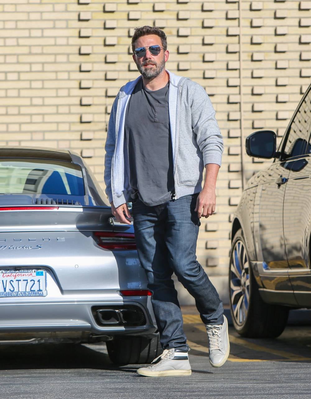 Las zapatillas de caña alta no son muy frecuentes en el día a día de Ben Affleck, pero sí que han encontrado su espacio en determinados looks. Especialmente modelos discretos como este. 
