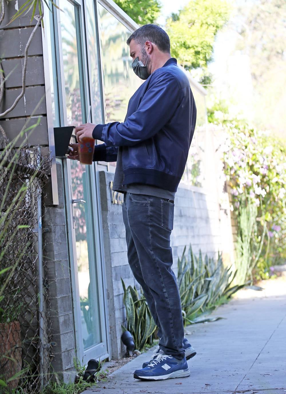 Una de las pocas veces en las que hemos visto a Ben Affleck apostar por unas deportivas que no fueran de Nike ha sido con este diseño azul de New Balance. 