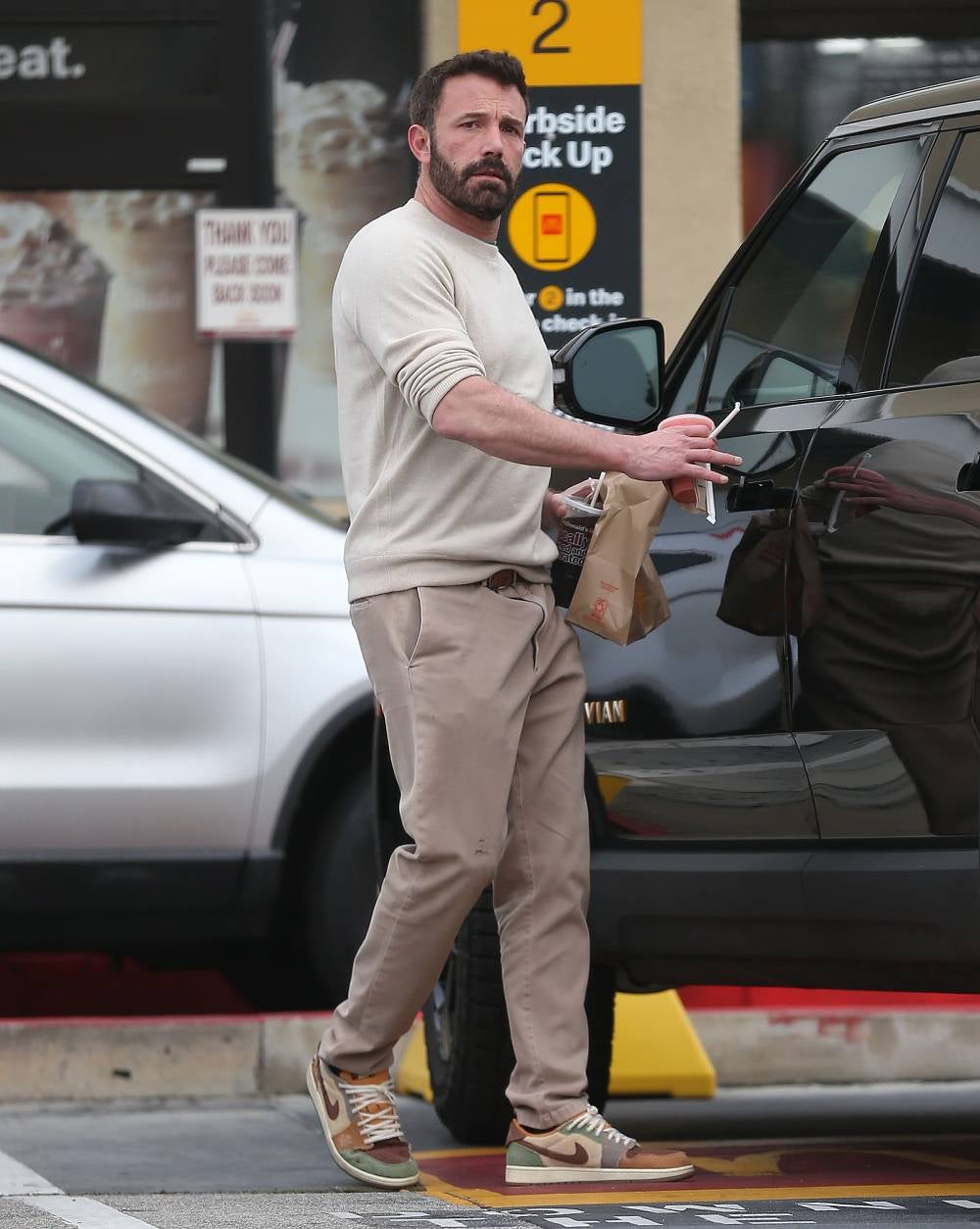 Uno de los modelos de zapatillas más exclusivos de Ben Affleck es este: las Air Jordan 1 Jordan Low OG x Zion Williamson 'Voodoo' de Nike.