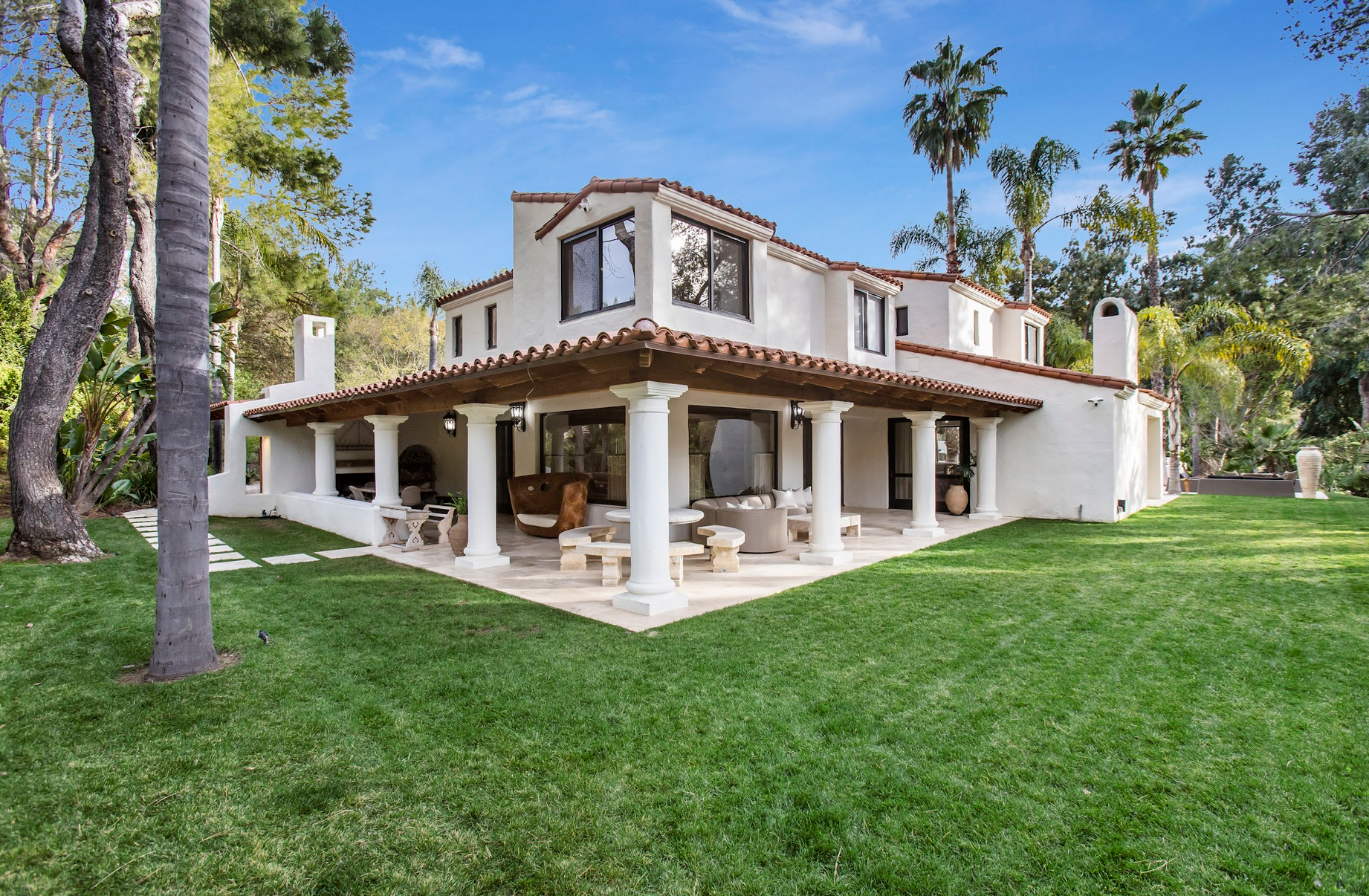 Además, hay varias zonas con césped en las que pueden jugar los niños, comedor al aire libre con sofás y mesas