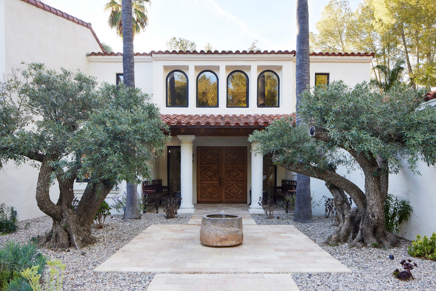 La propiedad tiene 2,3 acres y una vivienda principal estilo hacienda con 780 metros cuadrados de espacio habitable repartidos en dos plantas