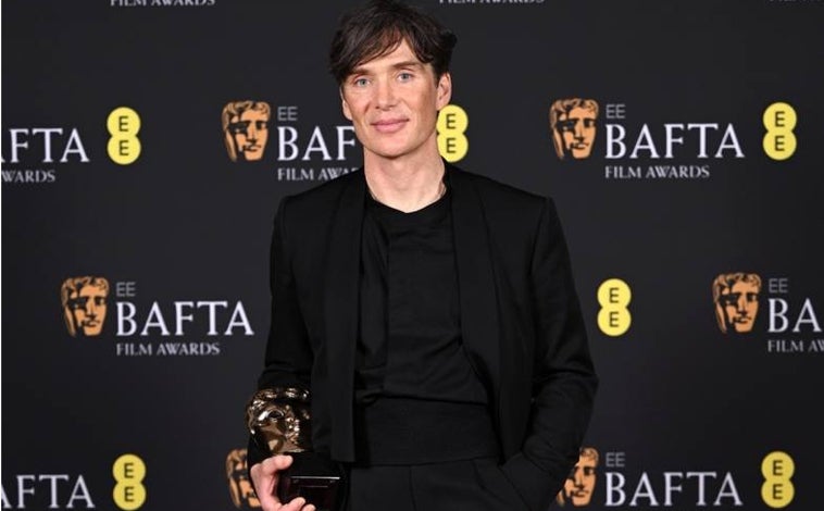 Imagen principal - Cillian Murphy aportó por la firma ZEGNA para asistir a los premios BAFTA