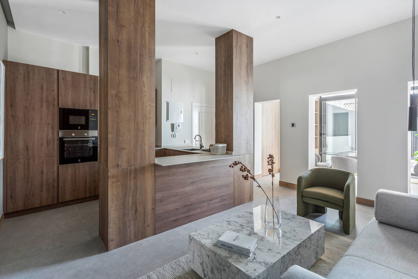 Ambos disponen de dos dormitorios y dos baños, uno de ellos en suite, armarios empotrados, calefacción individual y aire acondicionado por conductos con AirZone.