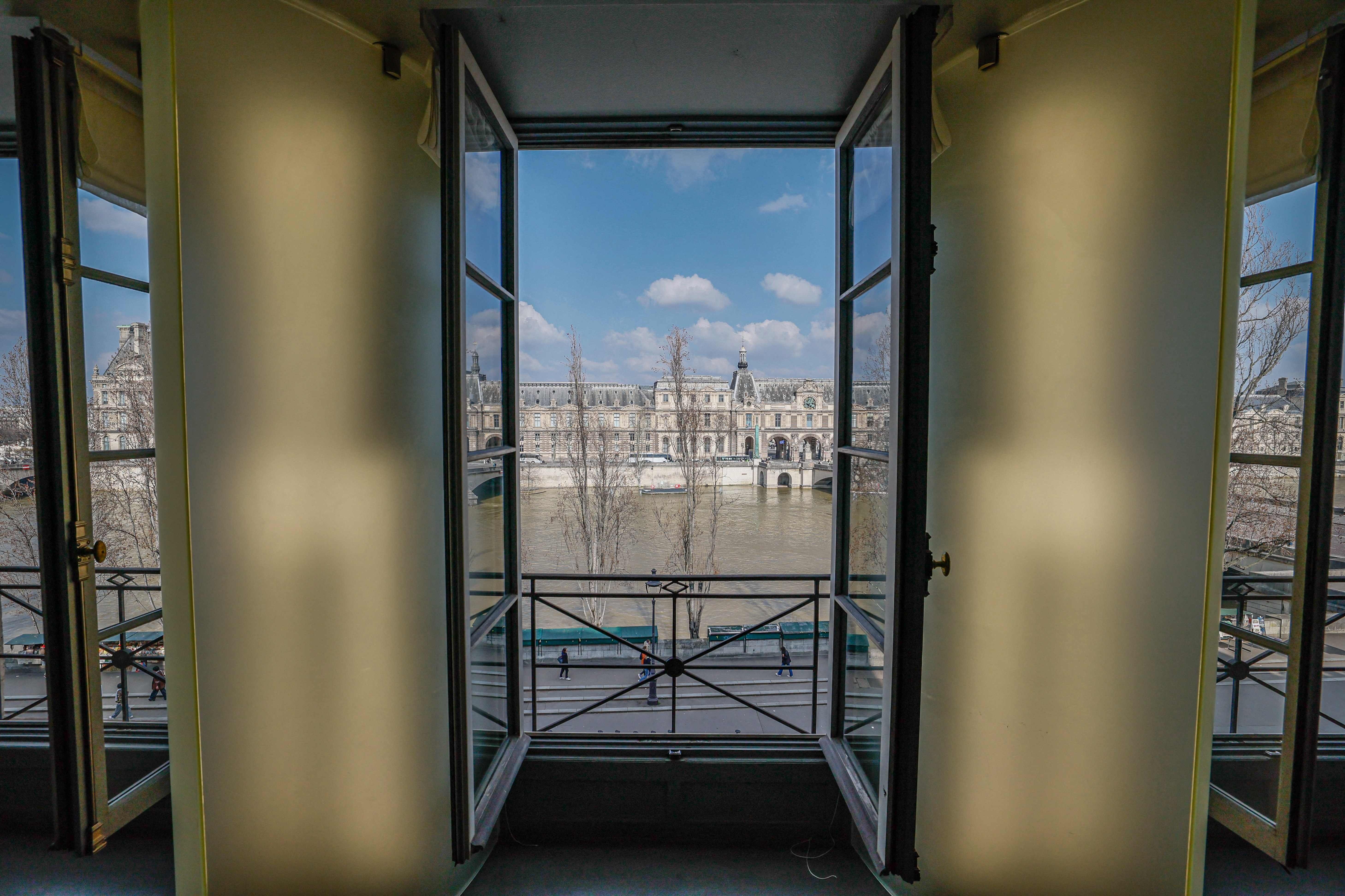 El apartamento del modisto cuenta con una gran sala con vistas al Sena. 